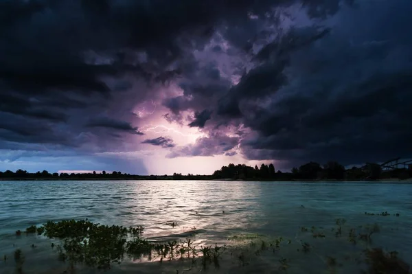 Naturskön Utsikt Över Storm Moln Över Stenbrott Sjö Med Vattenväxter — Stockfoto