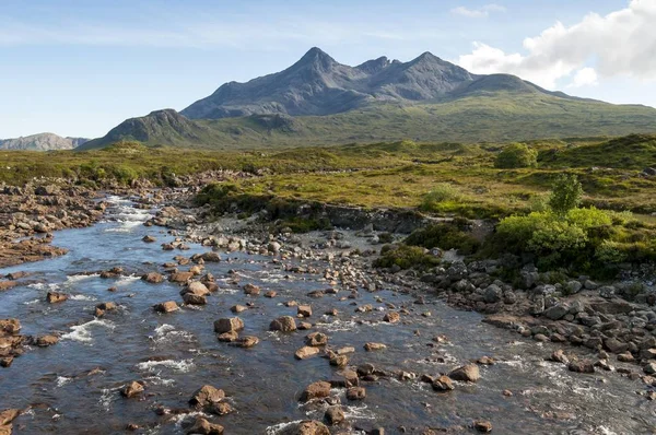 奎林山脉的斯里加坎河和斯古尔南吉列山的风景 斯凯岛 苏格兰 — 图库照片