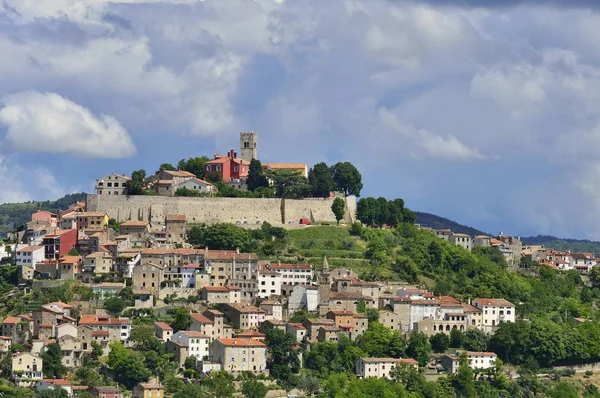Nubes Atmosféricas Sobre Ciudad Motovun Montona Valle Del Mirna Istria — Foto de Stock