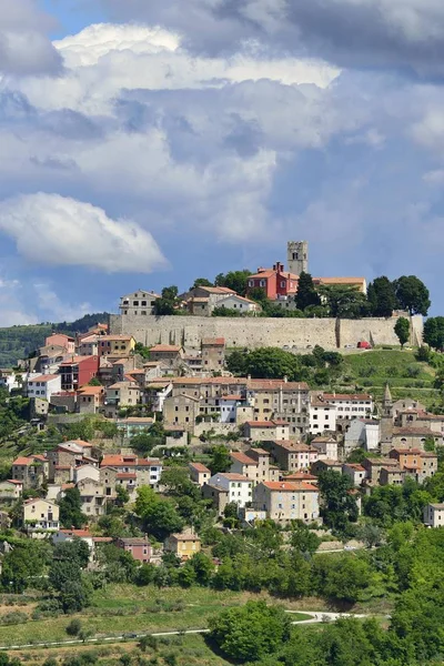 Atmosfäriska Moln Över Staden Motovun Montona Mirna Valley Istrien Kroatien — Stockfoto