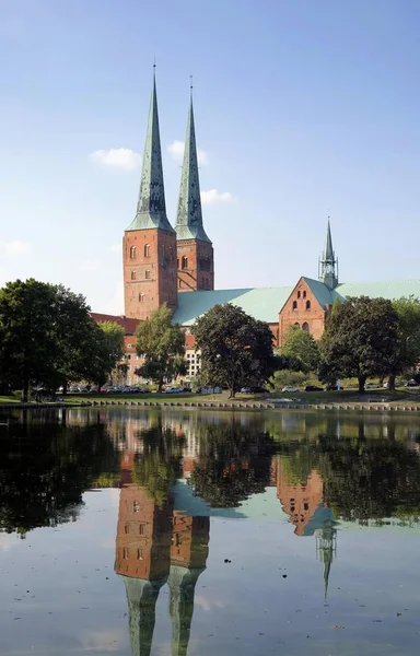 Vista Panorâmica Catedral Lubeck Lagoa Muhlenteich Lubeck Schleswig Holstein Alemanha — Fotografia de Stock