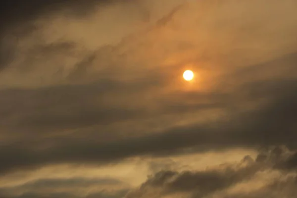 夕方の空のオレンジ色の夕日 — ストック写真