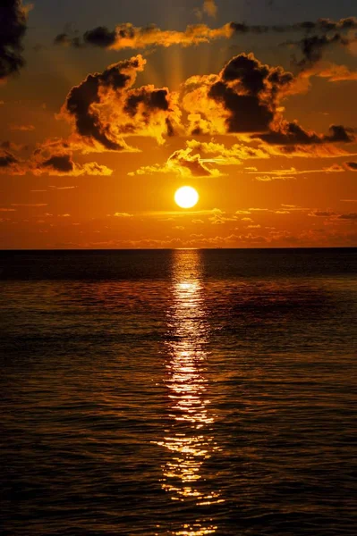 空と海と日没のオレンジ色の太陽 — ストック写真