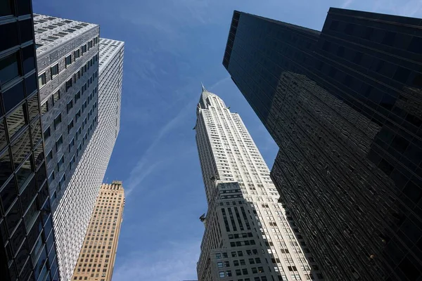 Yüksek Binalar Gökdelenler Ortadaki Chrysler Binası Manhattan New York Abd — Stok fotoğraf