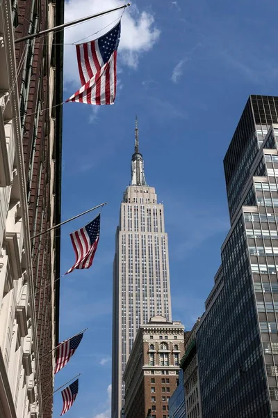 Empire State Building Amerikai Zászlók Egy Épületen Manhattan New York — Stock Fotó