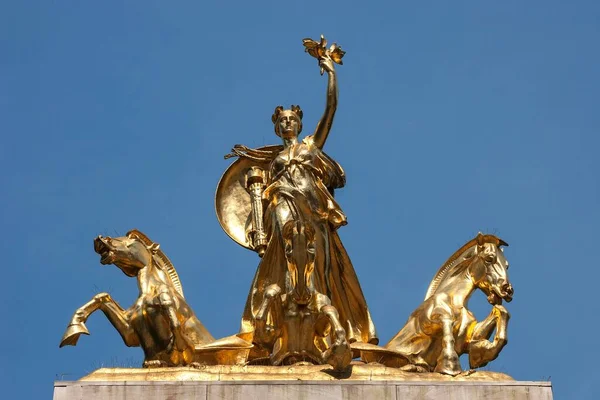 Goldene Figuren Auf Dem Uss Maine National Monument Central Park — Stockfoto