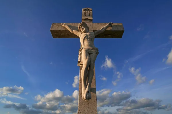 Crucifixo Pedra Contra Céu Azul Nublado Baviera Alemanha Europa — Fotografia de Stock
