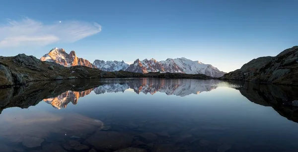 Scénický Pohled Horskou Krajinu Lac Des Cherry Západu Slunce Chamonix — Stock fotografie