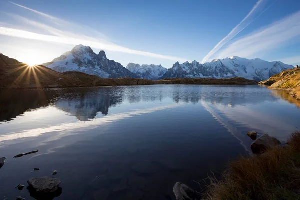 Scénický Pohled Horskou Krajinu Lac Des Cherry Západu Slunce Chamonix — Stock fotografie