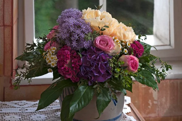 Colourful Spring Bouquet Front Window — Stock Photo, Image