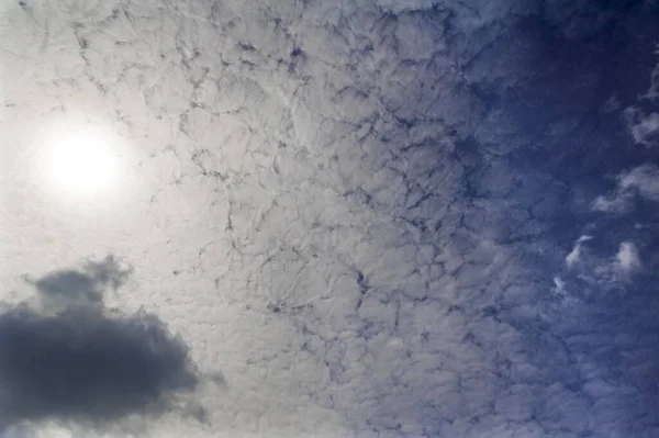 Sol Oculto Por Una Ligera Cubierta Nubes —  Fotos de Stock