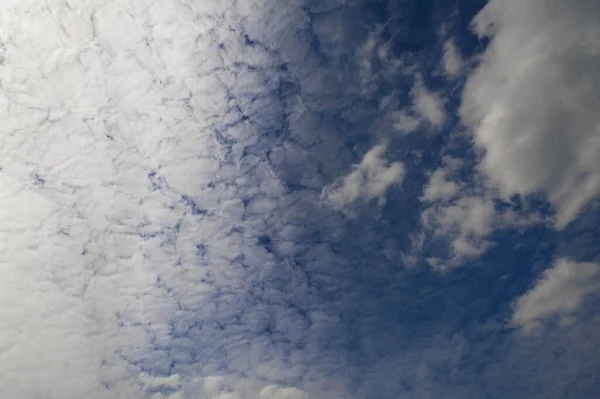 Güneş Büyük Tüylü Bulutlarda Gizlidir Altocumulus — Stok fotoğraf