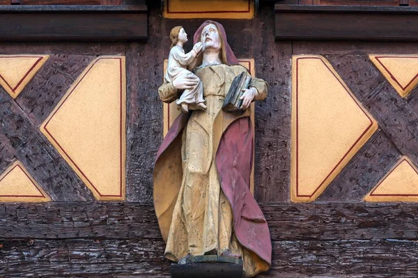 Holzgeschnitzte Maria Mit Dem Jesuskind Einem Alten Fachwerkhaus Ettenheim Baden — Stockfoto