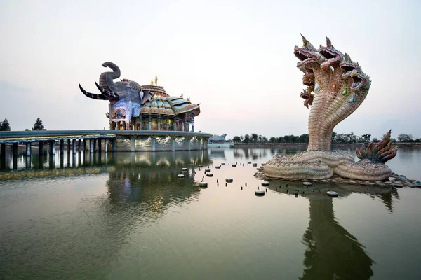 Serpente Naga Sete Cabeças Frente Templo Elefante Thep Wittayakhom Vihara — Fotografia de Stock