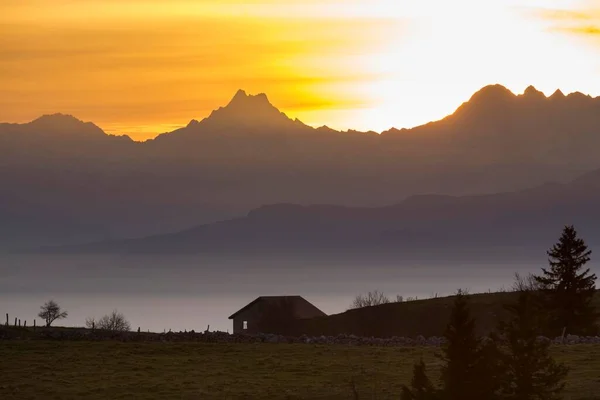 Una Cabaña Creux Van Amanecer Con Vistas Las Montañas Schreckhorn — Foto de Stock