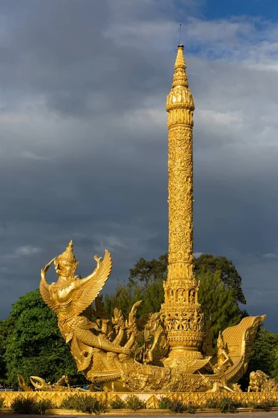 Thung Muang Parkı Mueang Garuda Figürü Altın Dev Mum Mum — Stok fotoğraf