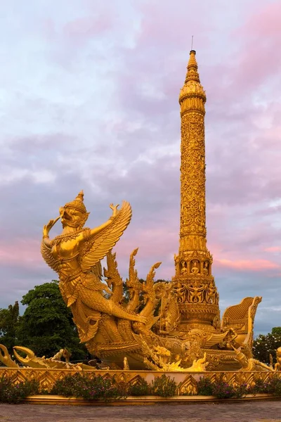 Thung Muang Parkı Mueang Garuda Figürü Altın Dev Mum Mum — Stok fotoğraf