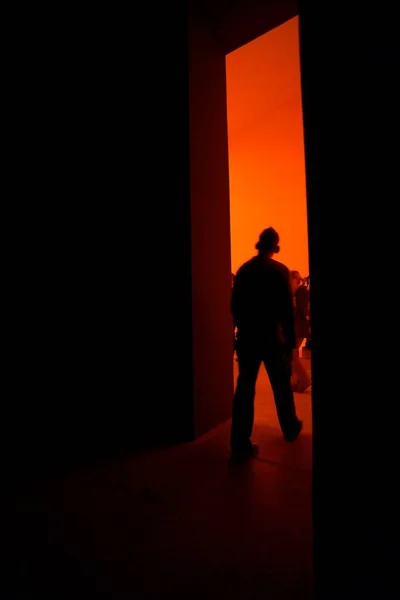 Persona Caminando Desde Habitación Oscura Habitación Color Rojo Brillante Luz —  Fotos de Stock