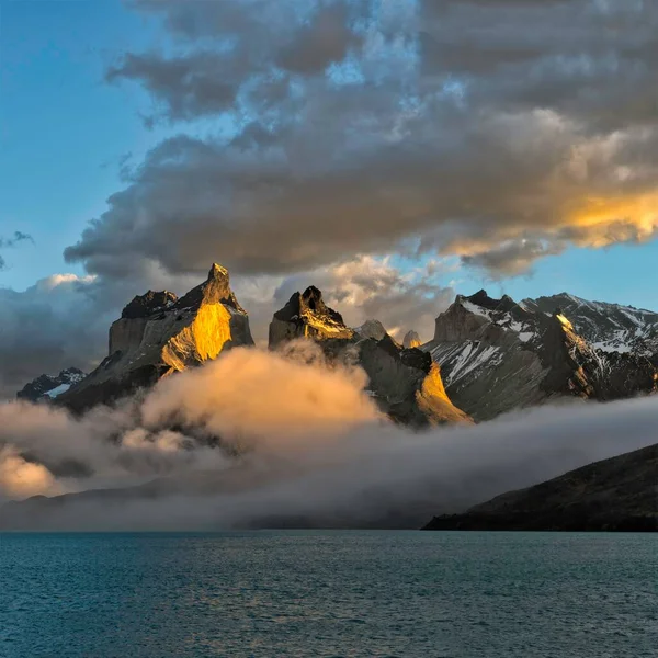 Sabahları Cuernos Del Paine Lago Pehoe Torres Del Paine Ulusal — Stok fotoğraf