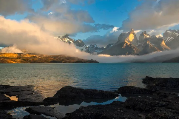Sabahları Cuernos Del Paine Lago Pehoe Torres Del Paine Ulusal — Stok fotoğraf
