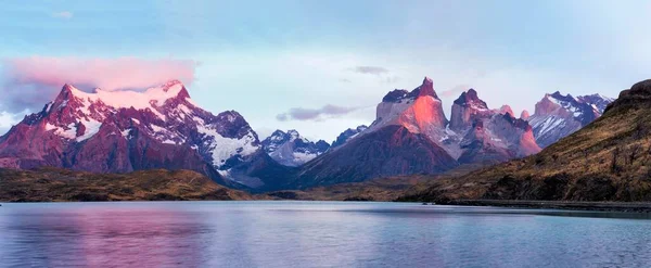 Cuernos Del Paine Pela Manhã Lago Pehoe Parque Nacional Torres — Fotografia de Stock