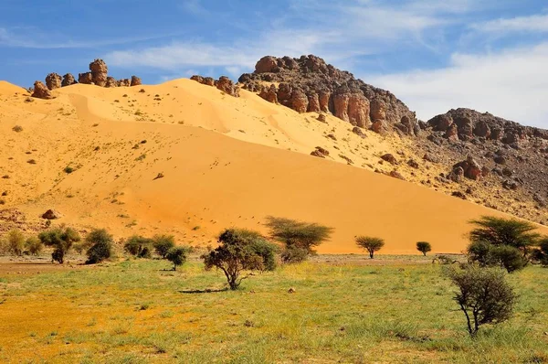 从非洲毛里塔尼亚Adrar地区的Atar到Tidjikja的小山几乎被沙丘上的沙子完全覆盖 — 图库照片