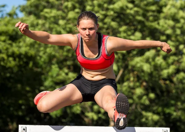 Mujer Joven Años Hurdling — Foto de Stock