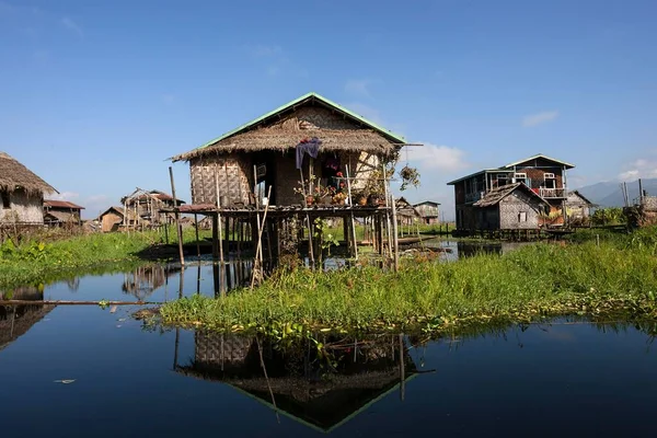 Case Tradiționale Lacul Inle Reflecție Apă Statul Shan Myanmar Asia — Fotografie, imagine de stoc