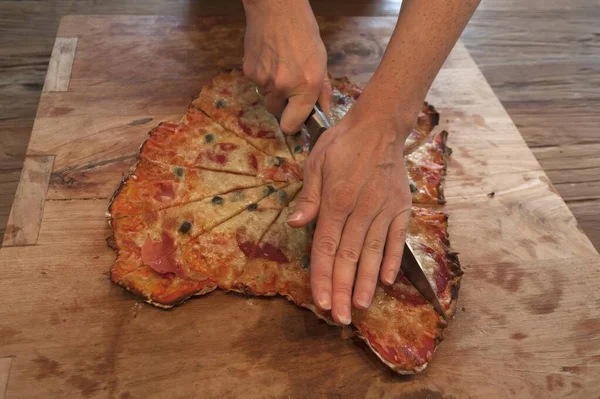 Pizza Scolpita Tagliata Una Tavola — Foto Stock