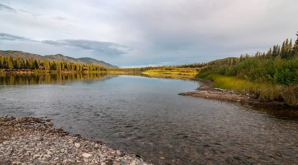 Wieczorny Nastrój Nad Rzeką Yukon Terytorium Yukon Kanada Ameryka Północna — Zdjęcie stockowe