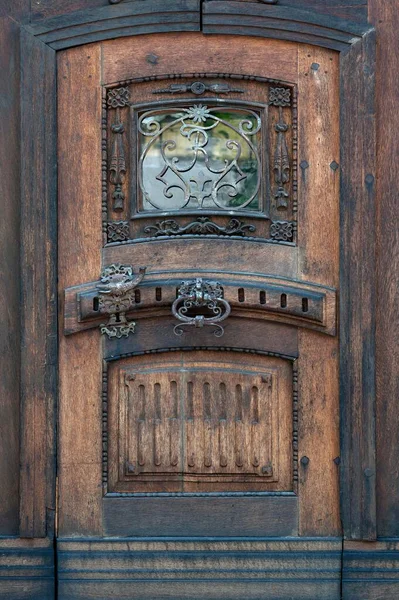 Alte Tür Geschnitzt Und Mit Kunstvollen Beschlägen Geburtsort Des Regiomontanus — Stockfoto
