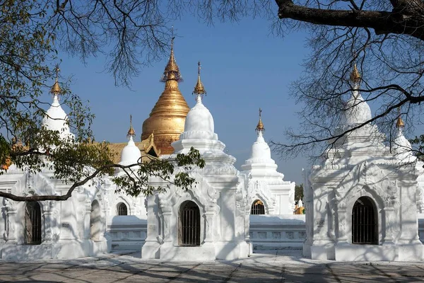 Pagoda Del Kuthodaw Stupas Detrás Pagoda Dorada Maha Awka Marazein —  Fotos de Stock