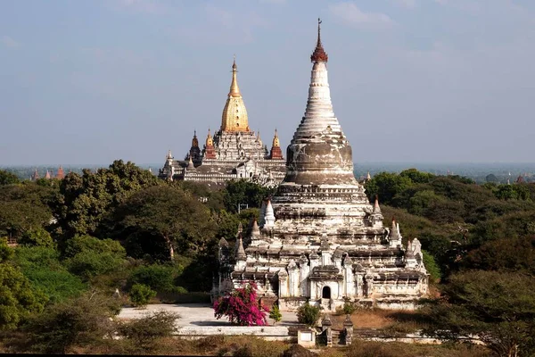 ミャンマー アジア マンダレー地区バガンの背後にある塔 アナンダ寺院の眺め — ストック写真