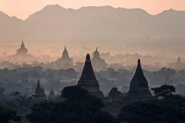 塔フィールド 日の出 朝の光 バガン マンダレー地域 ミャンマー アジアのビュー — ストック写真