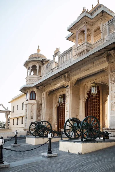 City Palace Maharaja Palace Gatehouse Med Kanoner Ingång Udaipur Rajasthan — Stockfoto