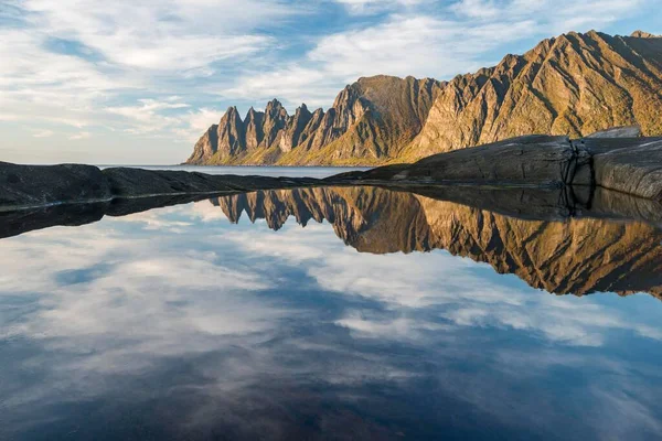 Refleksja Wodzie Tungeneset Diabelski Ząb Okshornan Pasmo Górskie Senja Troms — Zdjęcie stockowe