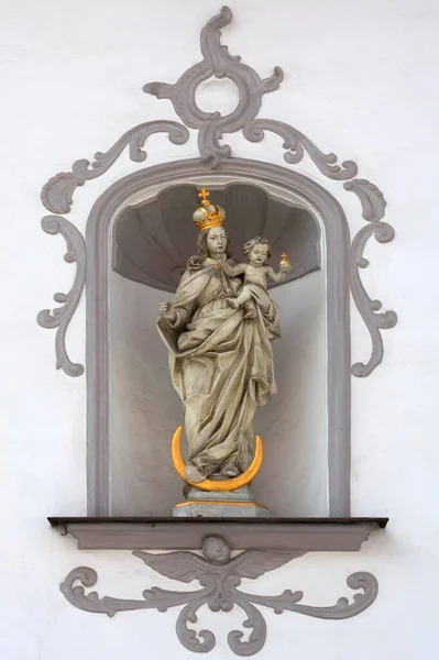 Escultura Virgem Maria Segurando Menino Jesus Uma Alcova Uma Mansão — Fotografia de Stock