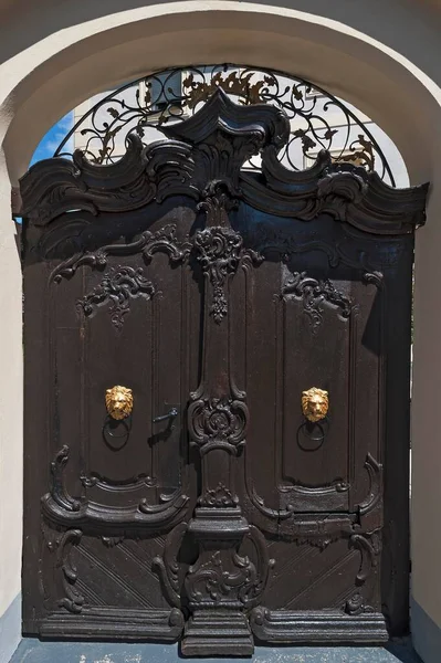 Puerta Decorativa Con Dos Cabezas León Oro Como Golpeadores Puerta —  Fotos de Stock