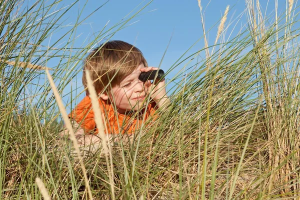 Pojke Sanddyn Gräs Tittar Genom Ett Teleskop Warnemunde Mecklenburg Vorpommern — Stockfoto