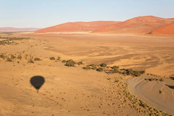 Schaduw Van Heteluchtballon Een Dorre Vlakte Droge Rivierbedding Van Rivier — Stockfoto