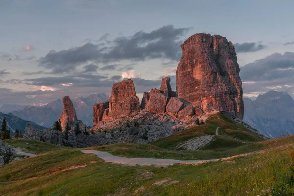 Pięć Wież Zachodzie Słońca Cinque Torri Skały Wspinaczkowe Dolomity Alpy — Zdjęcie stockowe