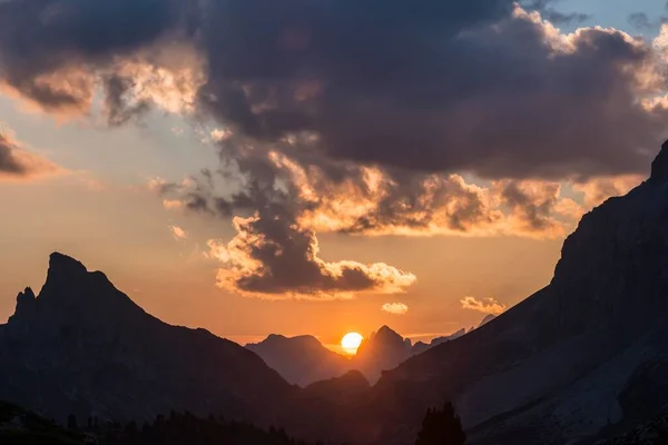 Valparola Hexenbergの日没 左の頂上十字 右の小さなLagazuoi Dolomites Alps Cortina Ampezzo Veneto Veneto — ストック写真