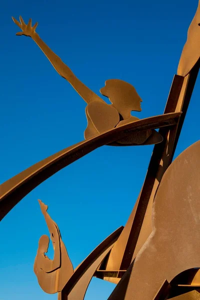 Homenatge Natacio Работы Альфредо Ланца Скульптура Пляж Barceloneta Барселона Каталония — стоковое фото