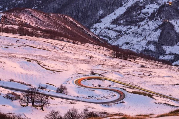 Haarnadelkurven Und Leichte Autospuren Wintersonnenuntergang Monte Nerone Monte Nerone Apennin — Stockfoto