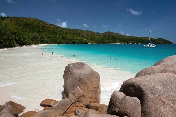 Rochas Granito Praia Barco Vela Mar Azul Turquesa Anse Lazio — Fotografia de Stock