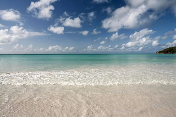 Белый Песчаный Пляж Anse Volbert Бирюзовая Вода Голубое Небо Облаками — стоковое фото
