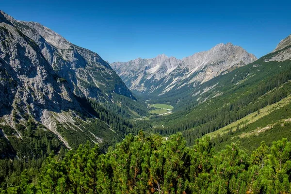 KarwendelspitzeとHochkarspitzeでKarwendeltal渓谷への眺め チロル オーストリア ヨーロッパ — ストック写真