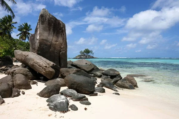 Granito Rochas Praia Mar Azul Turquesa Anse Royal Mahe Island — Fotografia de Stock