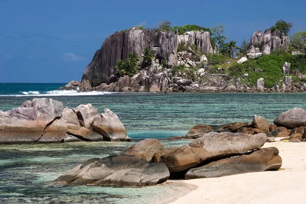 Roccia Granito Con Palme Mare Spiaggia Port Glaud Isola Mahe — Foto Stock