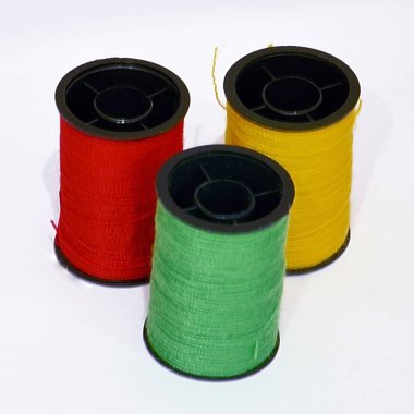 Biriktirme tüp beyaz arka plan üzerinde renkli iplik pamuk iplik